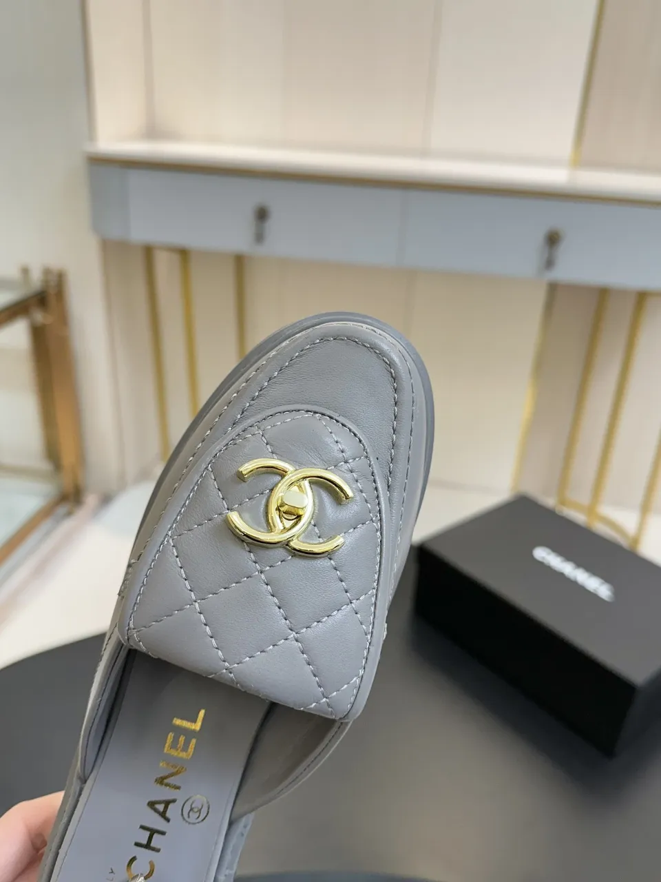 👟👟Ex-factory price 560👟👟 🔥🔥🔥Xiaoxiang official website synchronizes the high version of CHANEL 2025 Chanel top buckle exposed heel shoes, a must-have hot style for early spring, the goddess series, with the elegant and ladylike temperament of the fragrance family, super durable, irresistible, and exciting... ▪️The upper is imported sheepskin ▪️Inside imported sheep lining (same as the original) ▪️Original model opening, genuine leather outsole🇮🇹 ▪️Standard code 35- 41 42 Customized, non-returnable